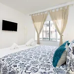 Home2book Beachside Bright Apt, Apartment